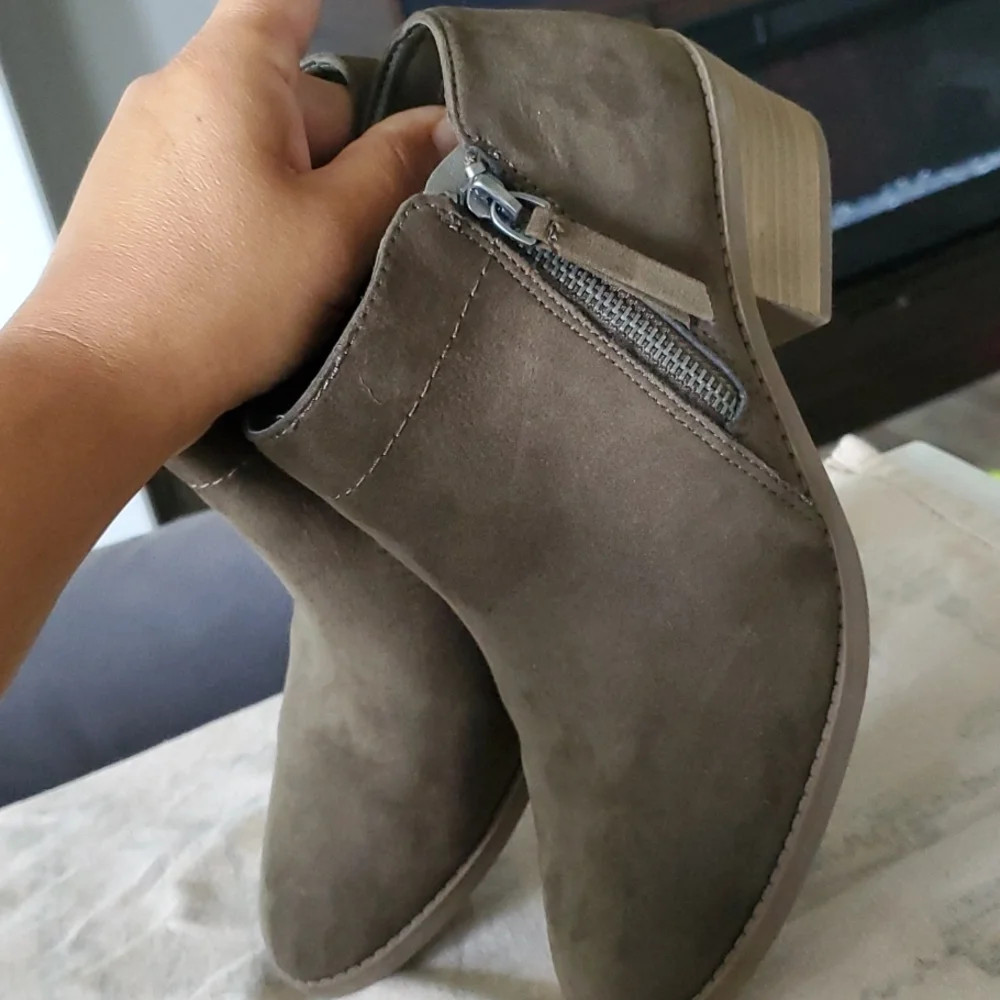 Olive green suaded boot/shoe - Picture 3 of 4